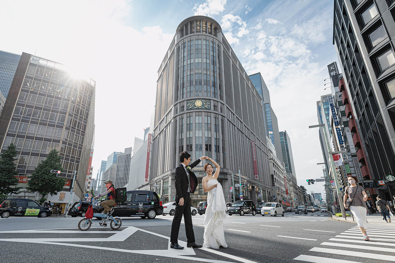 東京の交差点で洋装ロケーション