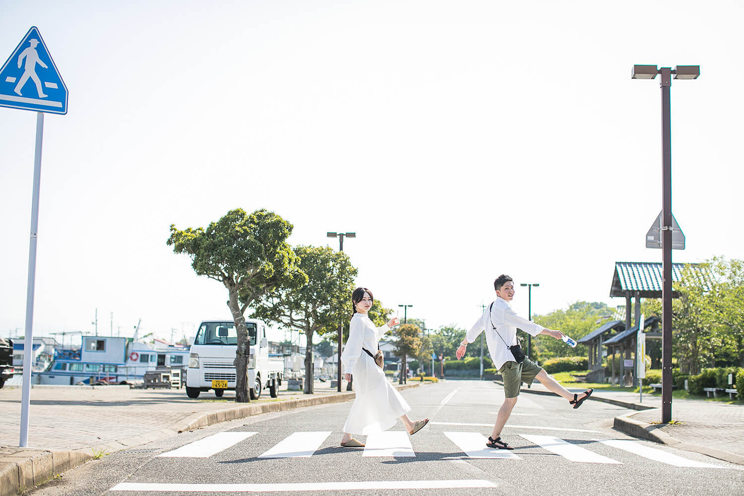 横断歩道を渡りながらのエンゲージフォト