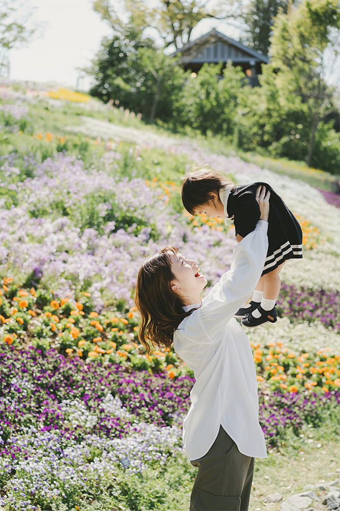 子供と手を繋いだ家族写真