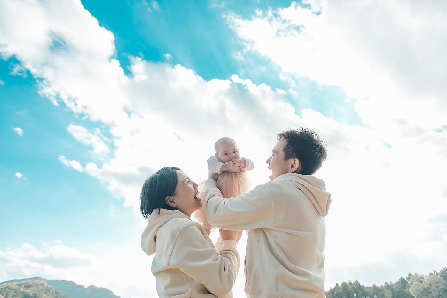 両親と赤ちゃんとの家族写真