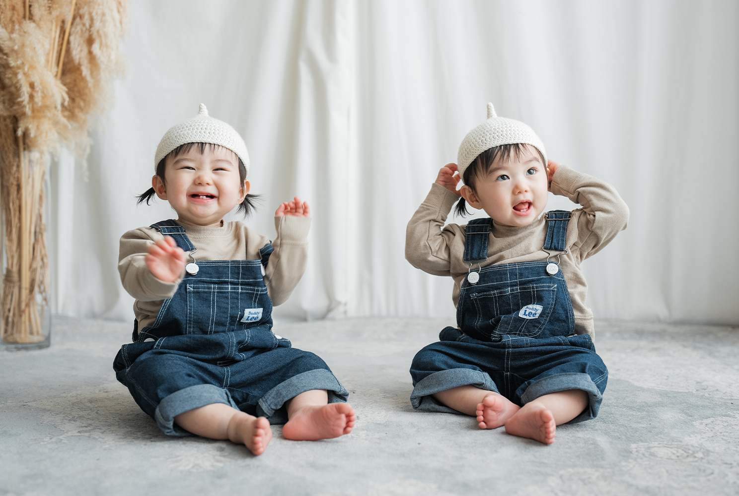 姉妹と一緒に家族写真