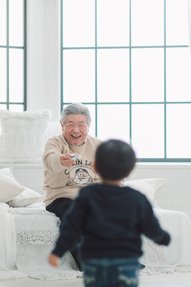 桜と菜の花に囲まれた家族写真