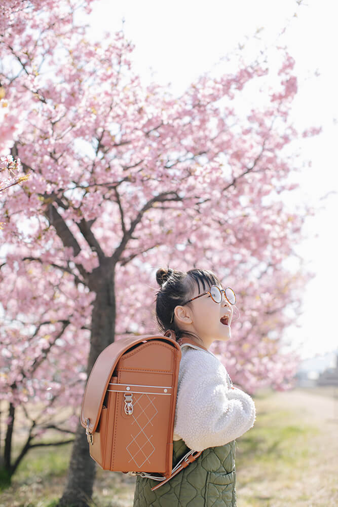 桜を背景にランドセル姿の記念写真