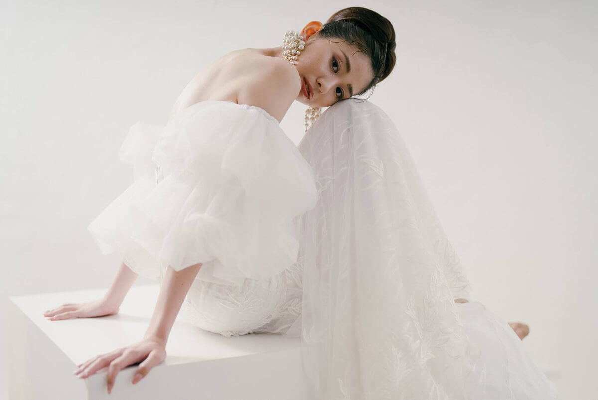 新郎は椅子に新婦は立って洋装スタジオ