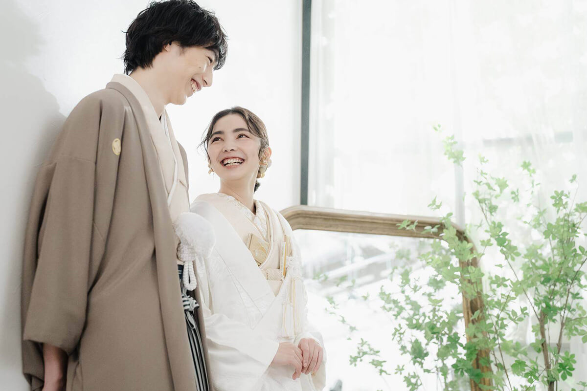二人で手を繋いだ和装スタジオ