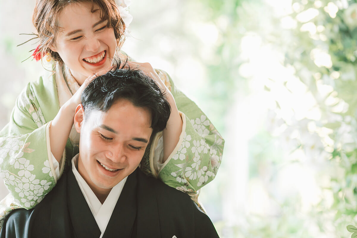 和傘と白無垢で和装スタジオ