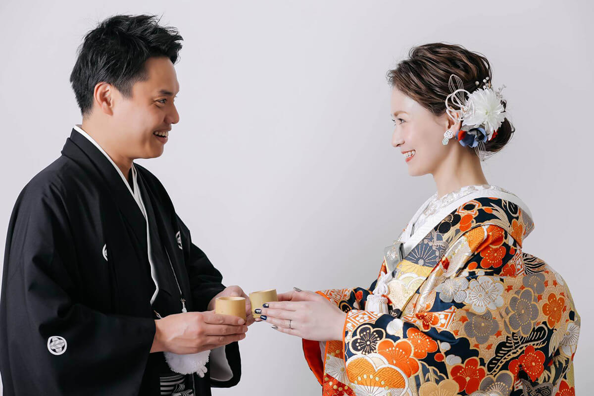 座って白無垢と紋付袴