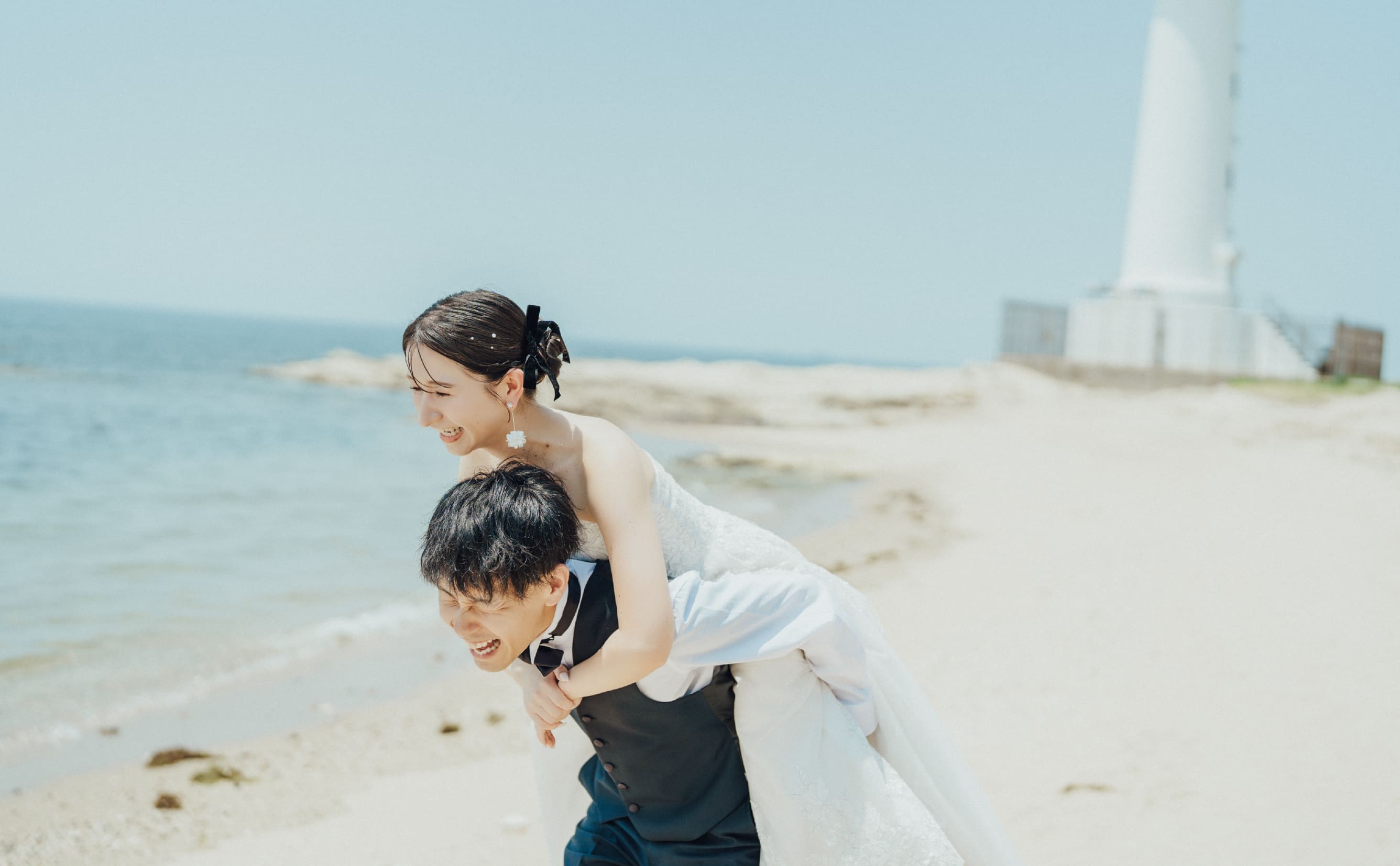 手をつないで笑いあう、家族と一緒に、フォトウェディング